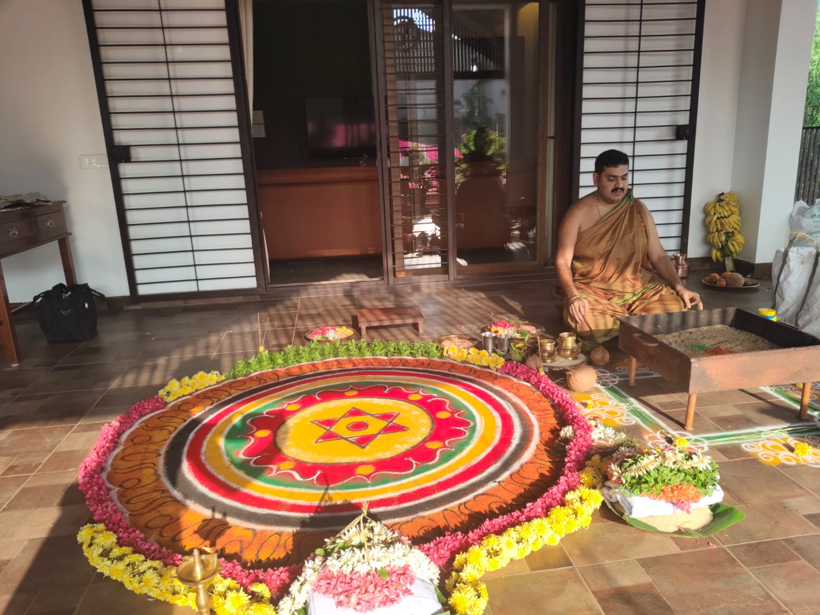 ಪಂಡಿತ್ ವಿದ್ಯೇಶರು ಹೋಮ ನೆರವೇರಿಸುತ್ತಿರುವುದು
