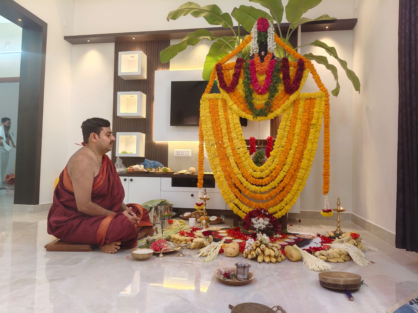 ಹೂವಿನ ಅಲಂಕಾರದೊಂದಿಗೆ ಗೃಹಪೂಜೆ